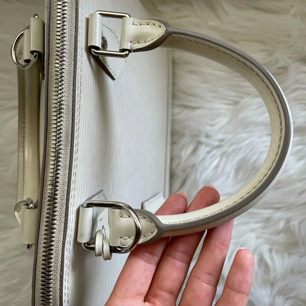 Louis Vuitton Alma Handbag in Cream